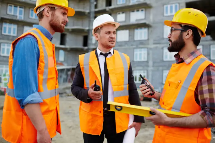 Supervisor explaning work on construction site 2048x1365 1