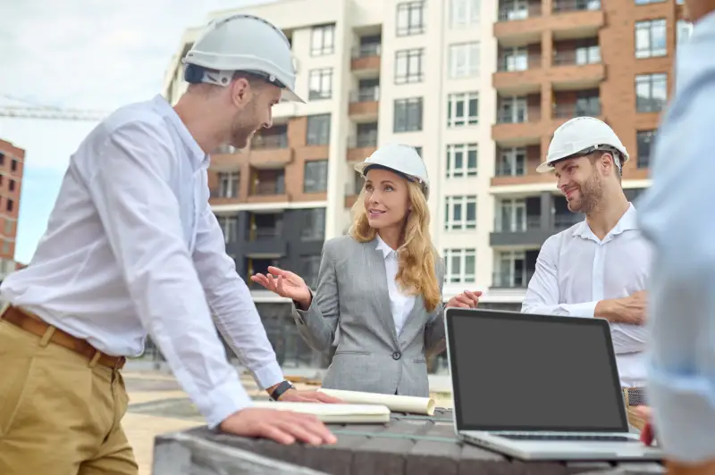 Supervisor is giving training workers 2048x1363 1